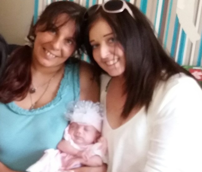 Rebekah avec sa fille et sa petite-fille