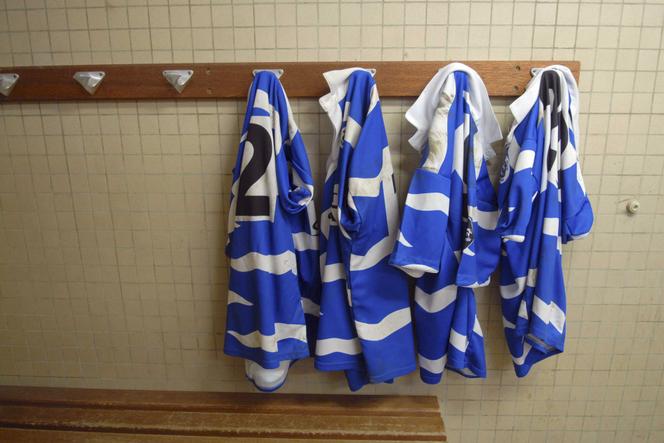 Des maillots de l’équipe junior de rugby de Saint-Malo côte d’Emeraude, lors d’un match contre le Rugby Club briochin.