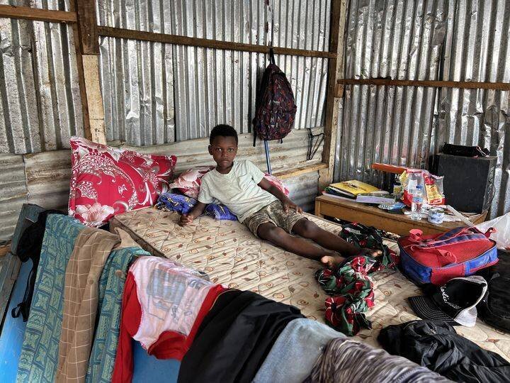 Le fils de Halidi Abdallah dans le 'banga' familial en cours de reconstruction, le 19 décembre 2024, à Mamoudzou (Mayotte), après le passage du cyclone Chido. (ROBIN PRUDENT / FRANCEINFO)