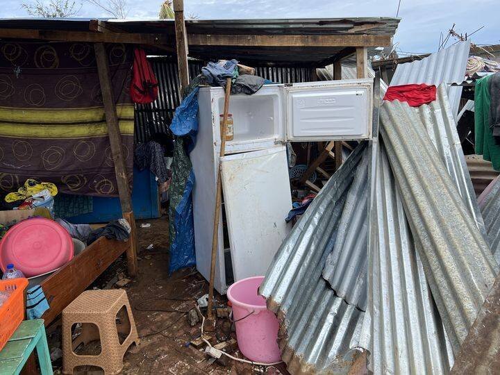 Un réfrigérateur inutilisable dans un 'banga' de Mamoudzou (Mayotte), le 19 décembre 2024, après le passage du cyclone Chido. (ROBIN PRUDENT / FRANCEINFO)