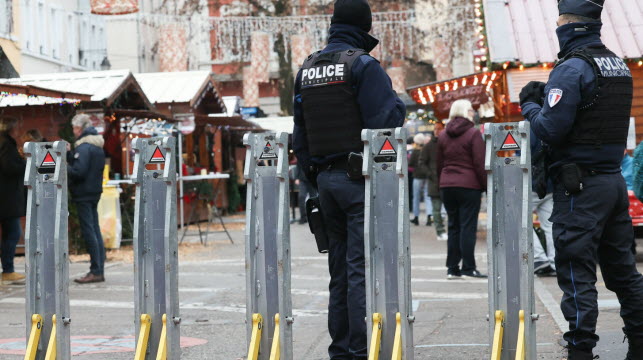 Des policiers devant des barrières anti-intrusion sur le marché de Noël de Mulhouse, samedi 21 décembre. Photo Jean-François Frey