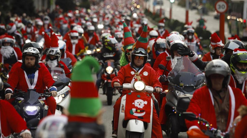 Des milliers de Papas Noël en moto à Vigo