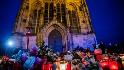 Des fleurs et des peluches déposées devant une église de Magdebourg. (CHRISTOPH SOEDER / DPA / AFP)