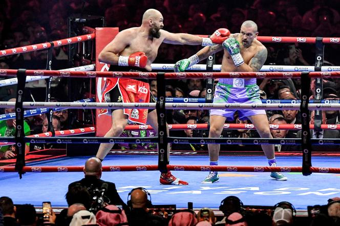 Tyson Fury (en rouge) et Oleksandr Usyk (en bleu) au championnat du monde de boxe des poids lourds, à Riyad, le 22 décembre 2024.