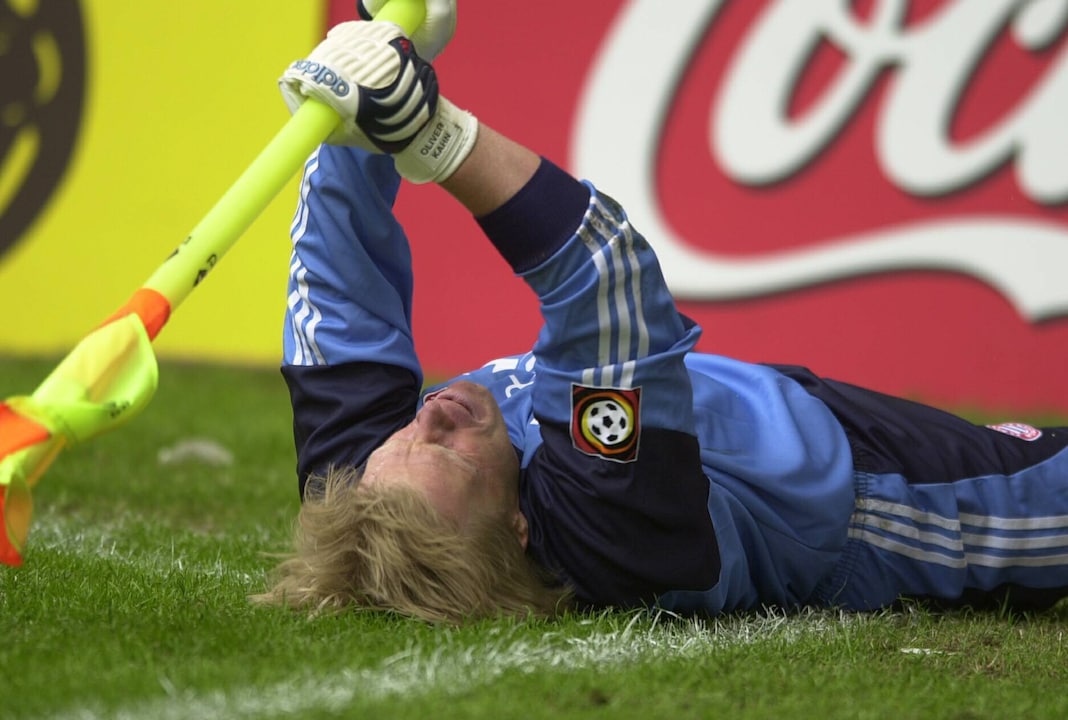 Oliver Kahn avec une des drapeaux de corner en 2001