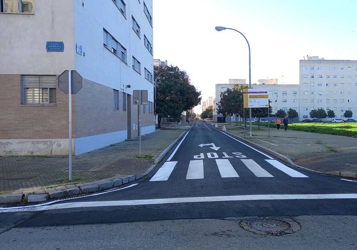 Reasfaltado en la calle Estrella Vega de Pino Montano