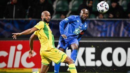 Le Nantais Marcus Coco face à Abdramane Sanogo lors du match de Coupe de France entre le JA Drancy et le FC Nantes, le 21 décembre 2024, au stade de Bauer de Saint-Ouen. (LOU BENOIST / AFP)
