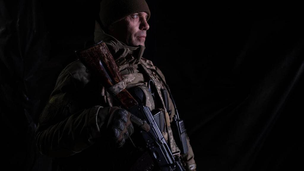 Un marine de la 124 Brigada del Ejército ucraniano hace gusrdia en una trinchera urbana, construída en la ciudad de Jersón.