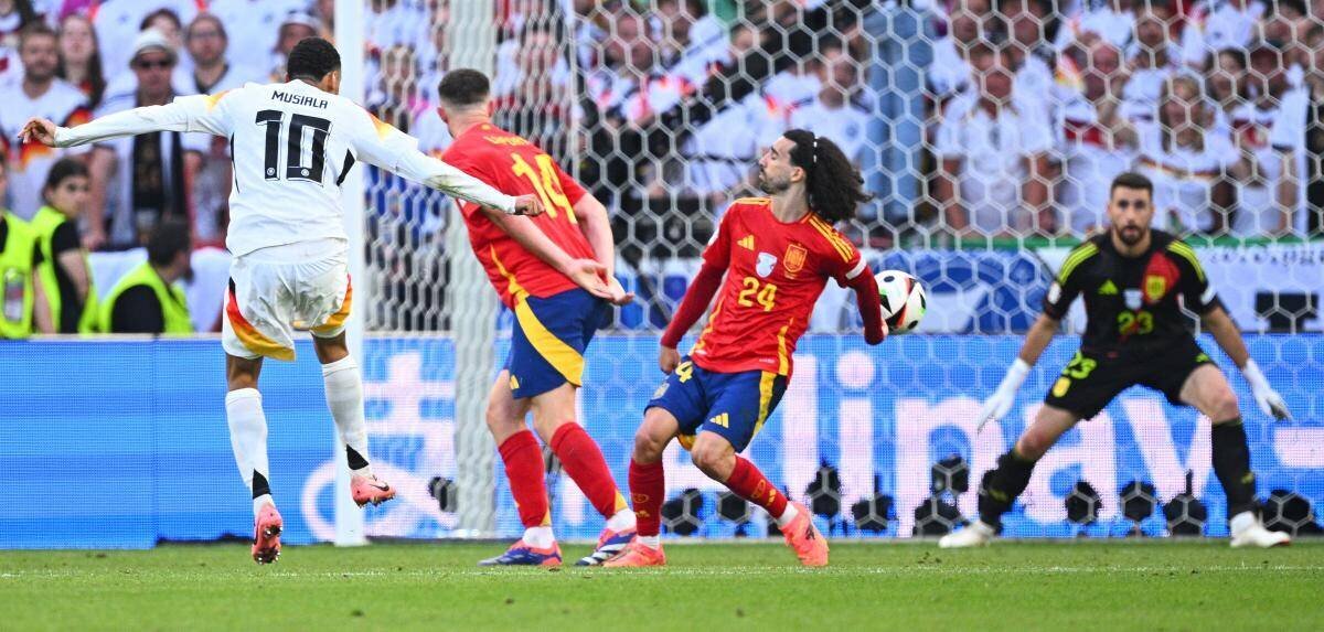 Marc Cucurella empêche un but allemand par la main lors du quart de finale de l'Euro 2024