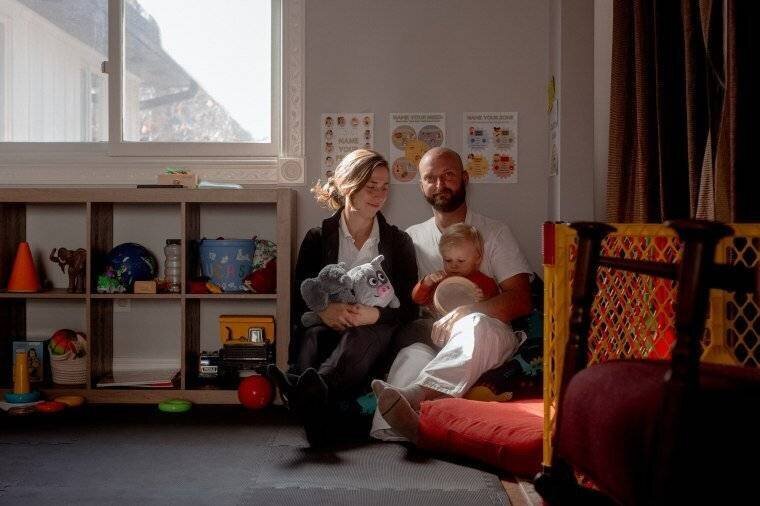 Andrew Sheffield et Rachel Kaplan avec leur fils, Lucas, à leur domicile à Arden, Caroline du Nord
