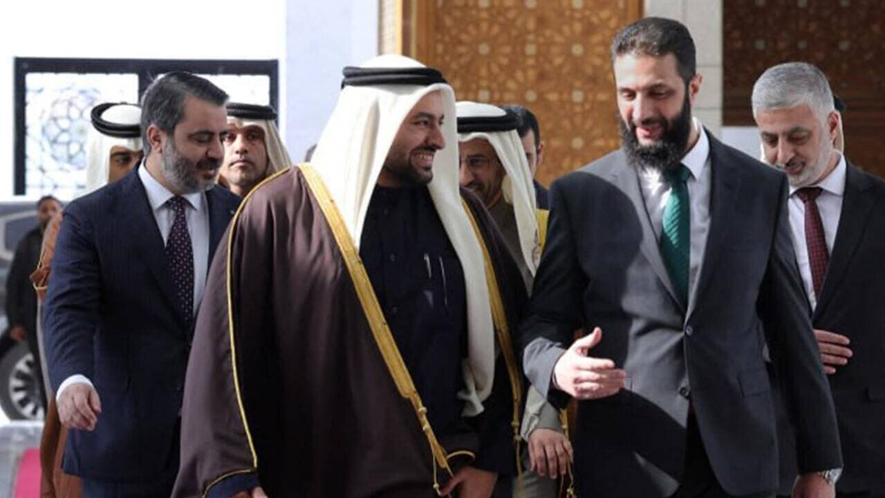 Le ministre d'État du Qatar Mohammed bin Abdulaziz al-Khulaifi est reçu par le chef Ahmed al-Sharaa à Damas, le 23 décembre 2024.