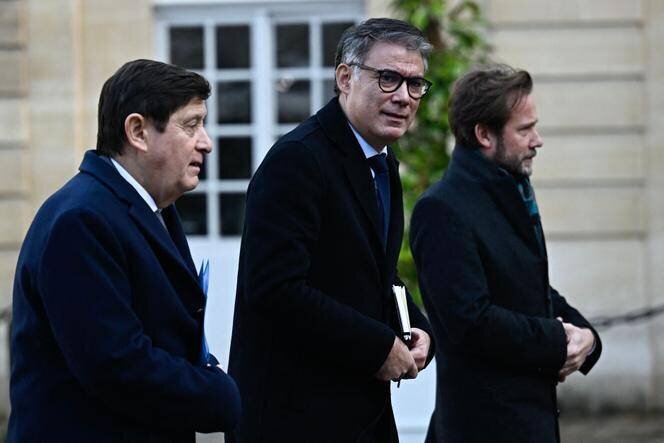 Patrick Kanner, président du groupe socialiste au Sénat, Olivier Faure, premier secrétaire du PS, et Boris Vallaud, président du groupe socialiste à l’Assemblée nationale, à Matignon, à Paris, le 19 décembre 2024.