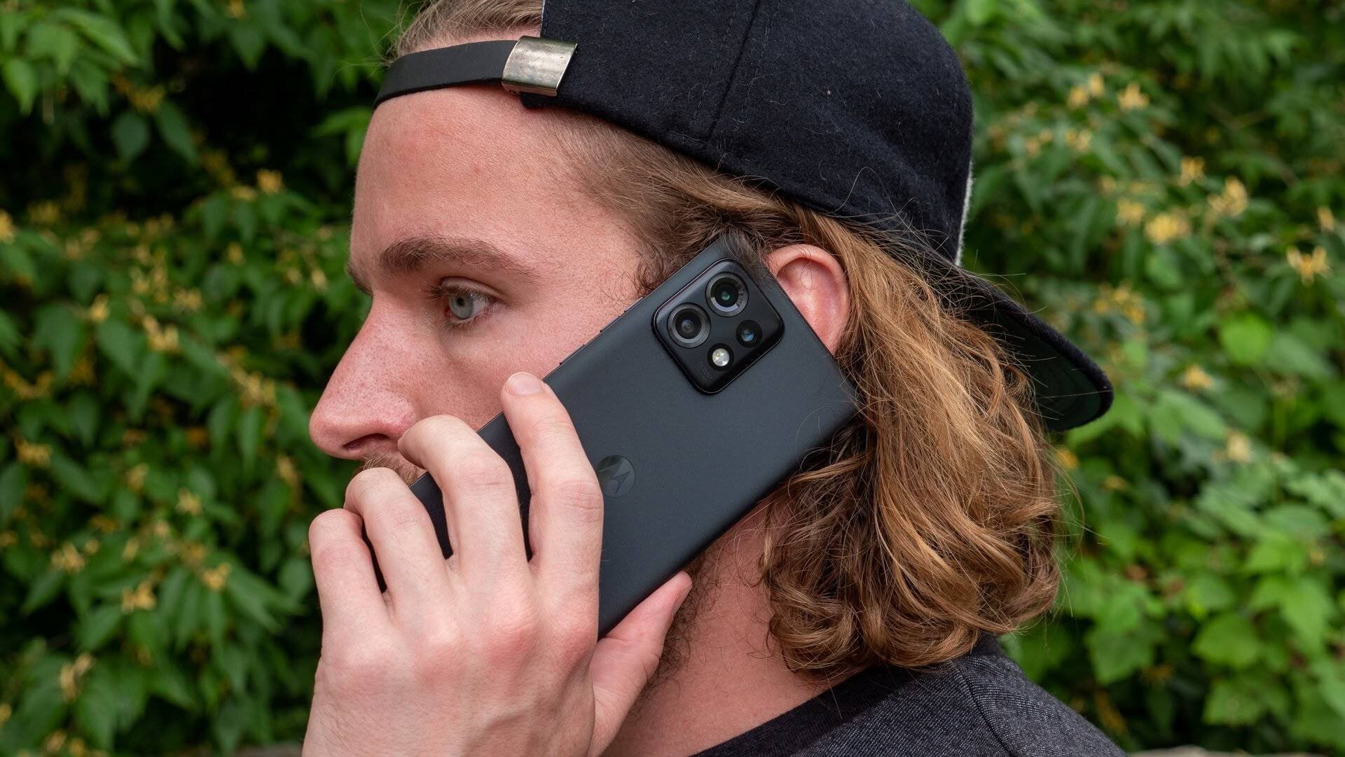 Motorola Edge Plus 2023 en train de recevoir un appel