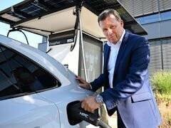 Le Pape dans son papamobile électrique