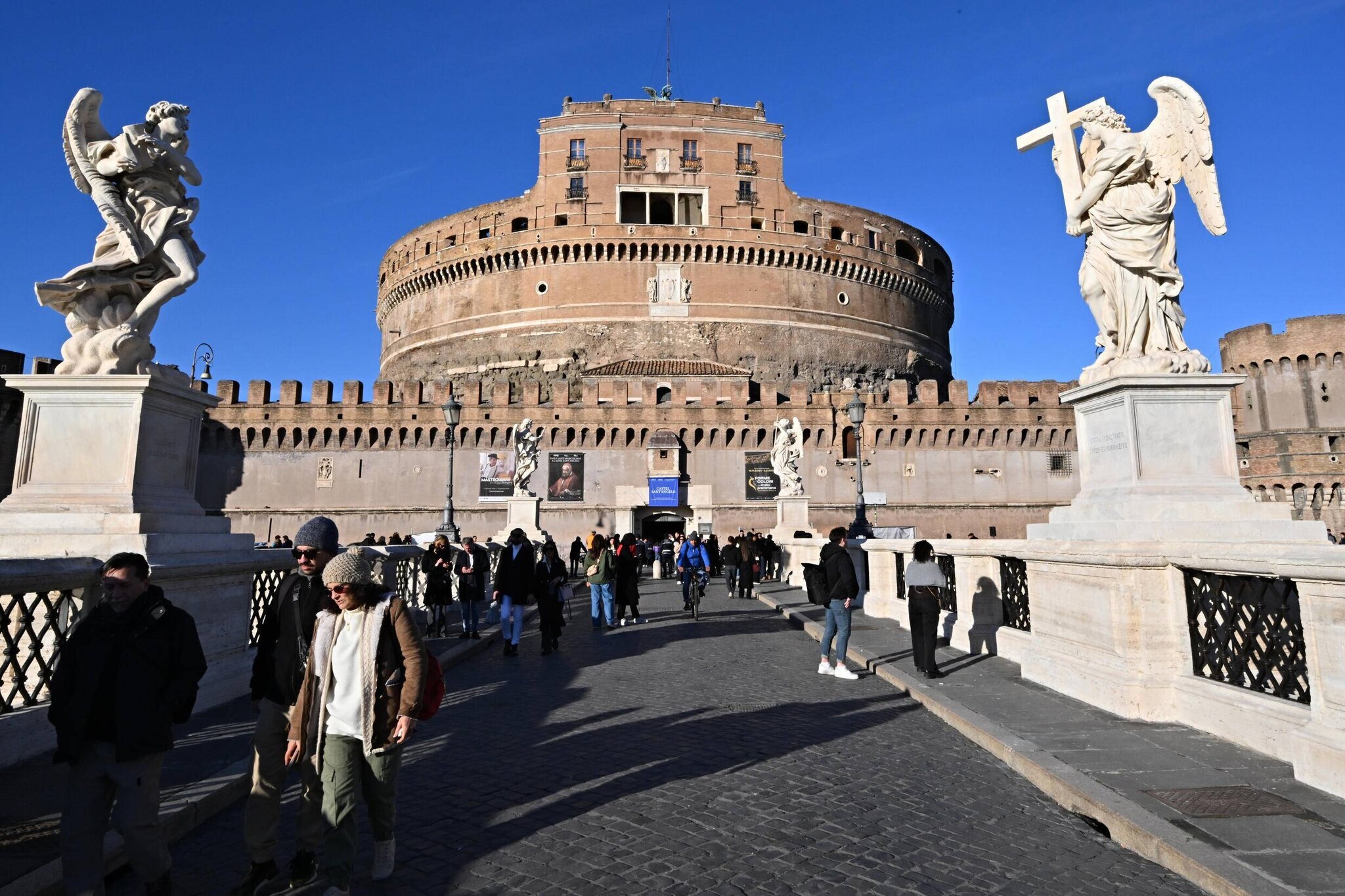 Le Château Saint-Ange, lors de l'inauguration de la restauration des statues du Pont Saint-Ange, quelques jours avant le début du Jubilé, à Rome, le 21 décembre 2024.