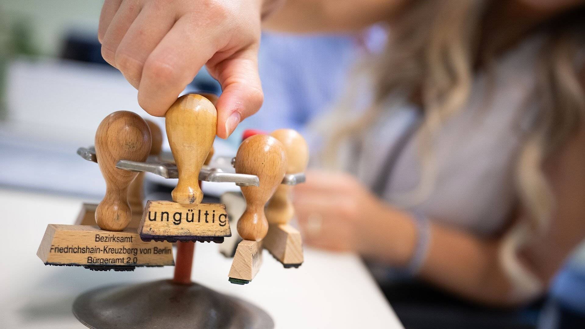 Une femme utilise un tampon dans un bureau d'administration