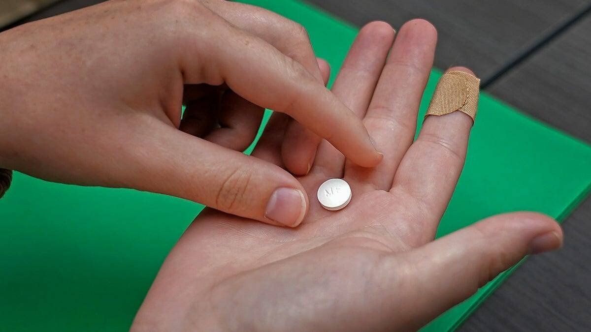 Une femme tient le premier des deux médicaments combinés, mifepristone, qui induira un avortement