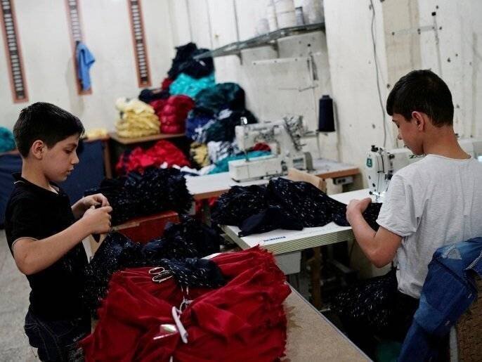 Des enfants réfugiés syriens travaillent dans une petite usine textile à Gaziantep