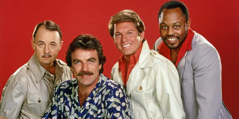 Magnum (1980-1988). De gauche à droite : Jonathan Quayle Higgins, Thomas Magnum, Orville « Rick » Wright et Theodore « TC/Terry » Calvin.