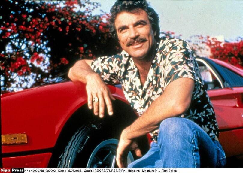 La moustache, la chemise à fleurs, le jean, l'air insouciant, le cadre paradisiaque et la Ferrari écarlate.