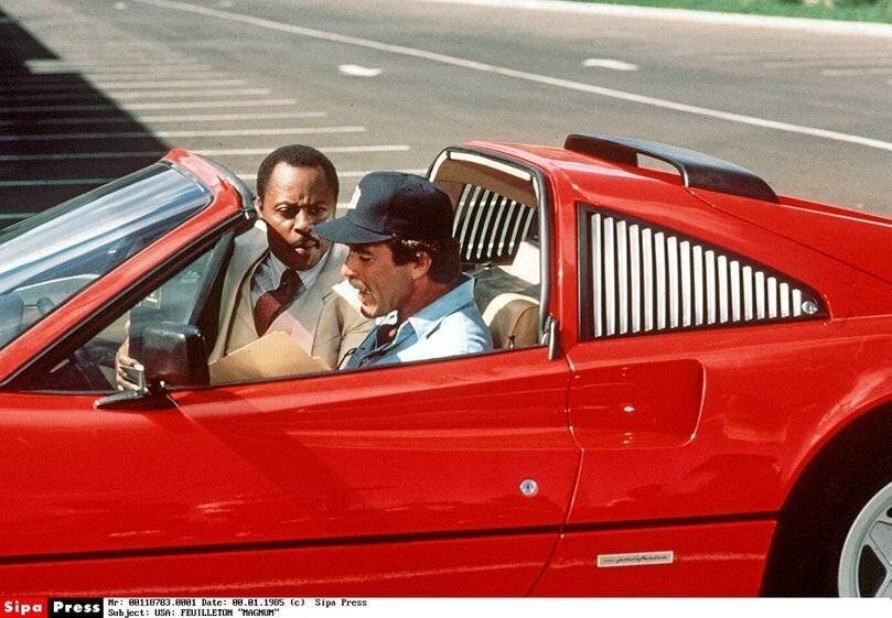 Magnum, sa Ferrari rouge et son ami Terry.