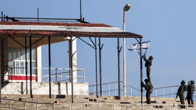 Des soldats israéliens tentent de hisser le drapeau israélien en Syrie, après la chute de Bachar el-Assad.