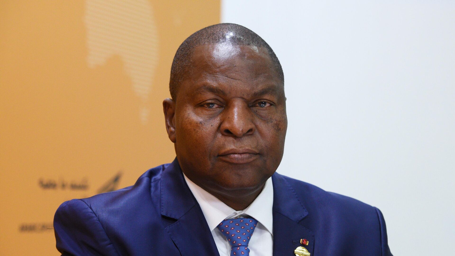 Le Président centrafricain avec des enfants démunis