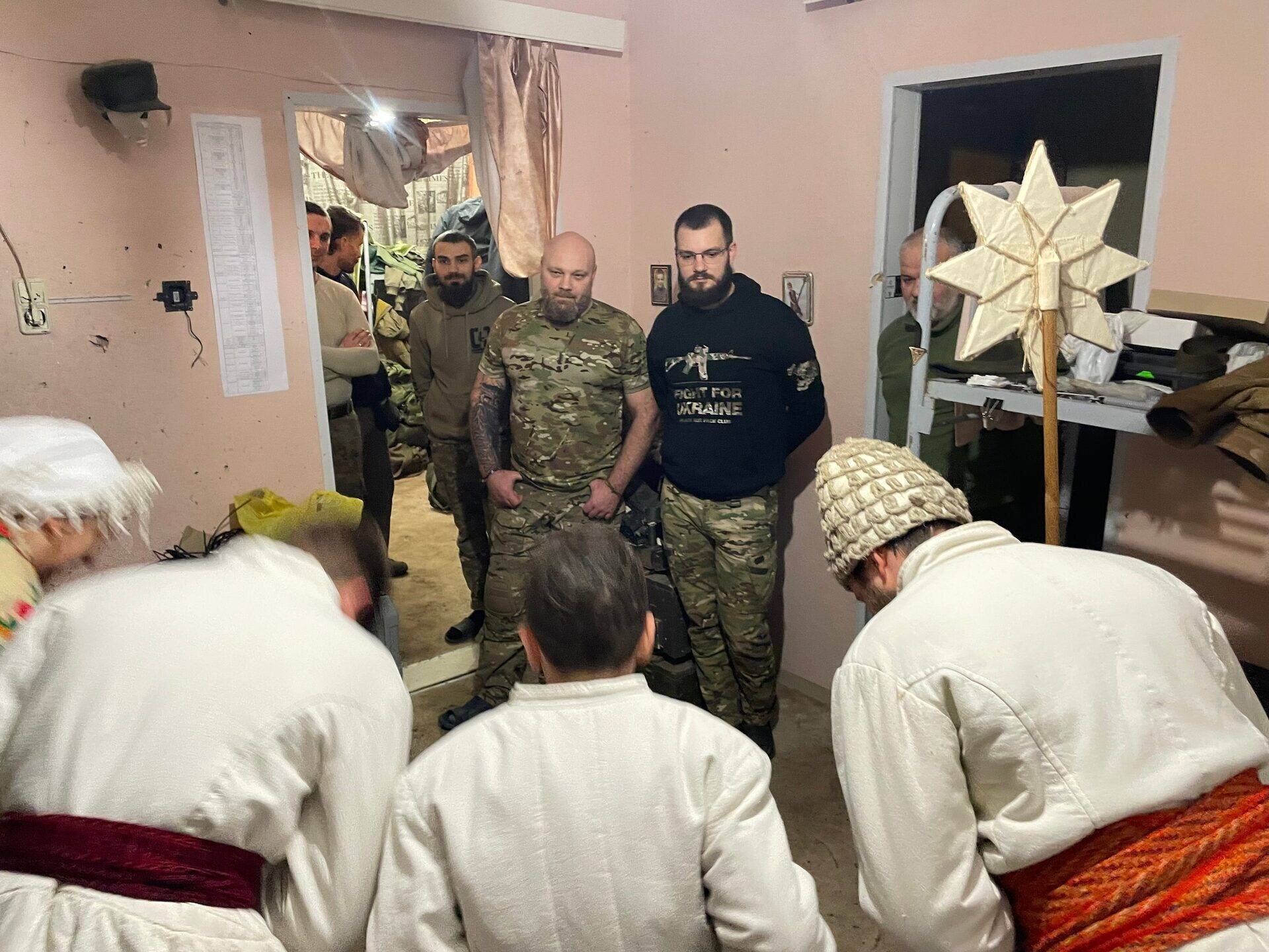 Chanteurs de Noël visitent les troupes la veille de Noël près de Kharkiv