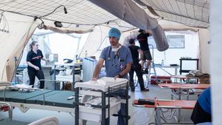 Le personnel médical travaille à l’intérieur de l’hôpital de campagne de Mamoudzou, le 24 décembre 2024.