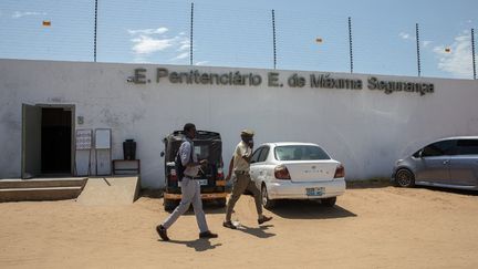L'entrée de la prison de haute sécurité située à une quinzaine de kilomètres de Maputo (Mozambique), le 6 novembre 2023.