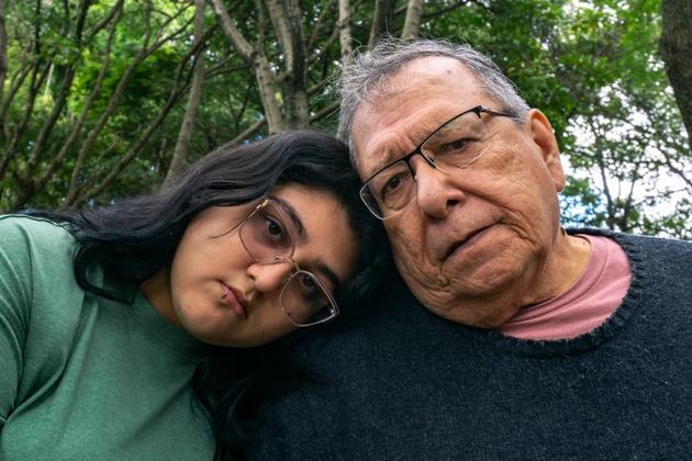 Henry José Briceño Portocarrero, journaliste nicaraguayen exilé de son pays, avec sa fille Alana Briceño, également exilée. Au parc métropolitain de La Paz, le 22 décembre 2024, à San José, au Costa Rica.