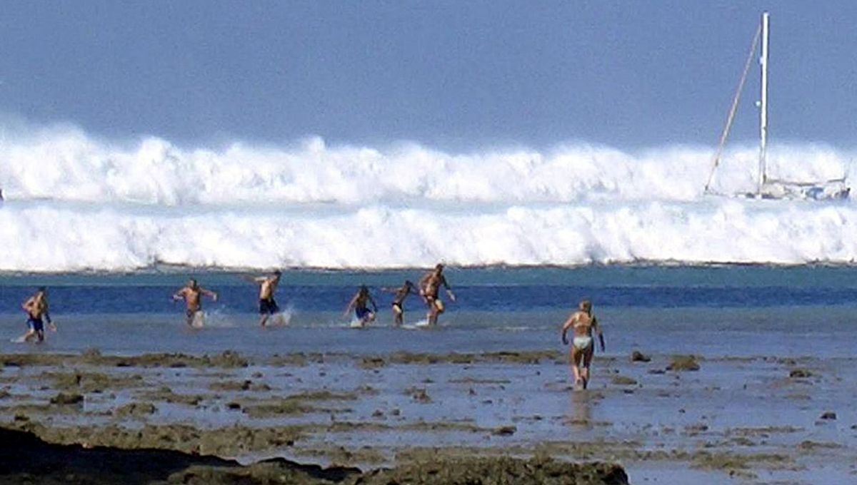 Des touristes fuient le tsunami qui arrive sur la Thaïlande, le 26 décembre 2004.