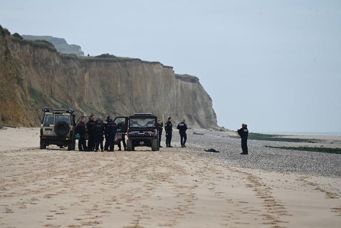 Des policiers français examinent un corps découvert sur la plage de Sangatte, près de Calais, d’où de nombreux migrants tentent la périlleuse traversée de la Manche afin de rejoindre la Grande-Bretagne, le 2 novembre 2024.