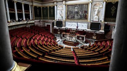 Durant cette période, les députés ne siègent pas à l’Assemblée nationale.