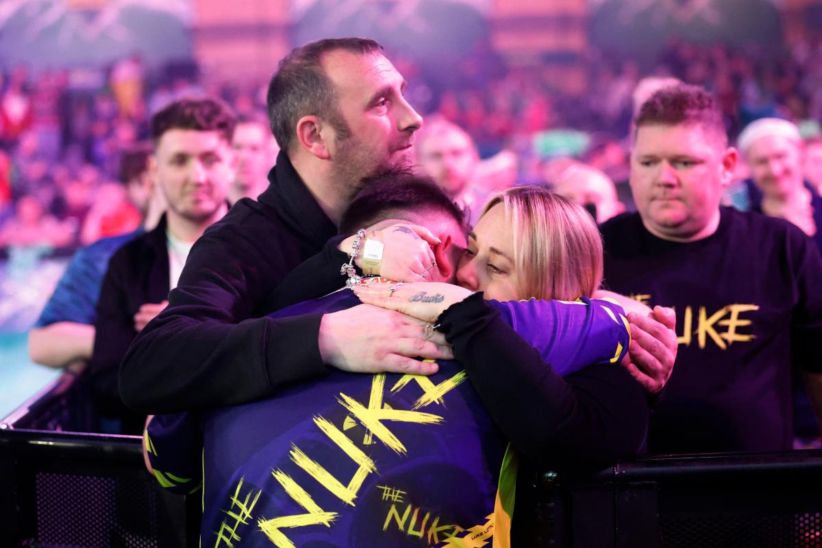 Luke Littler célébrant sa victoire avec ses parents