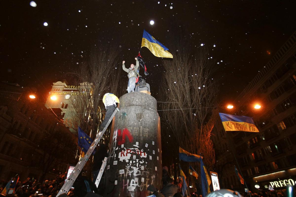 Démontage d'un monument à Kiev