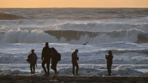 Des baigneurs observent des vagues massives à San Francisco, Californie cette semaine
