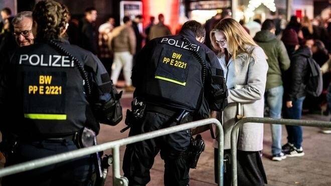Sécurité : contrôles à la fête du Nouvel An sur la place du château à Stuttgart. (Image d'archive)