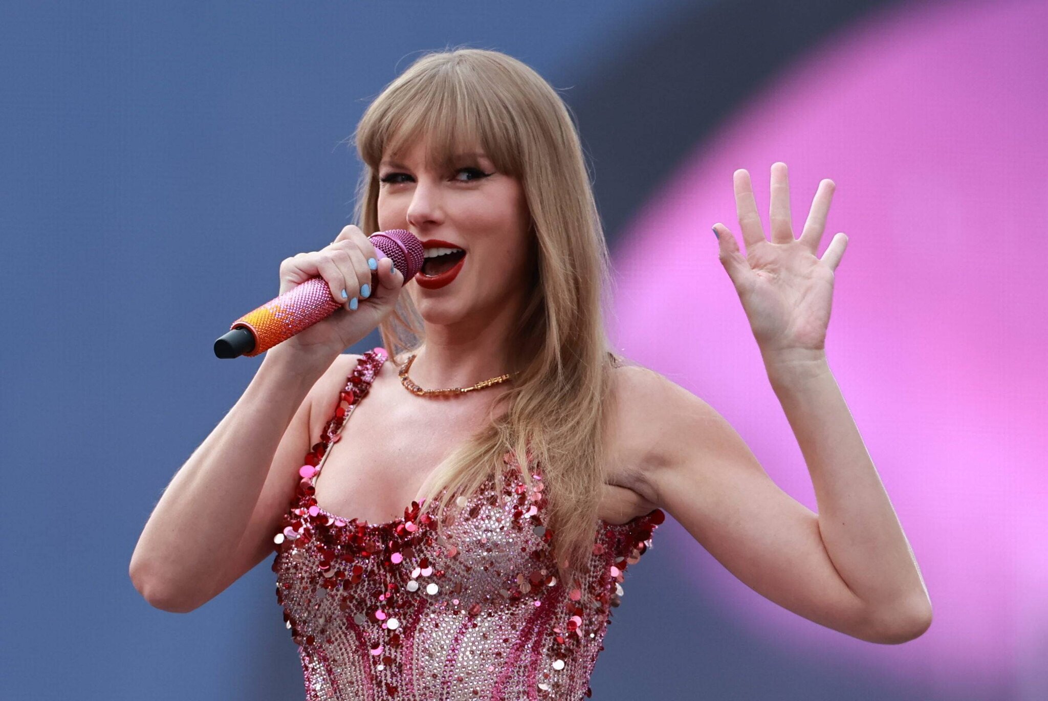 Taylor Swift a poursuivi sa tournée Eras mondiale, faisant grimper les ventes de vêtements à sequins et de kits de bracelets d'amitié.