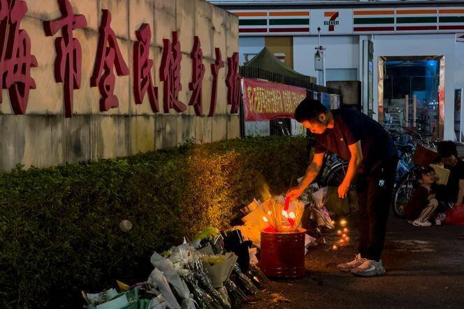 Un memorial sur la place où un homme a foncé sur des personnes faisant de l’exercice, à Zhuhai, province de Guangdong, en Chine, le 12 novembre 2024.