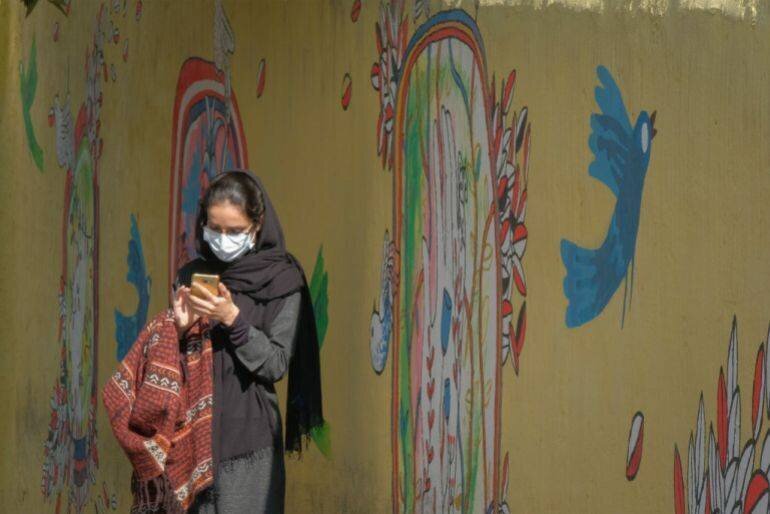 Une femme iranienne utilisant son smartphone