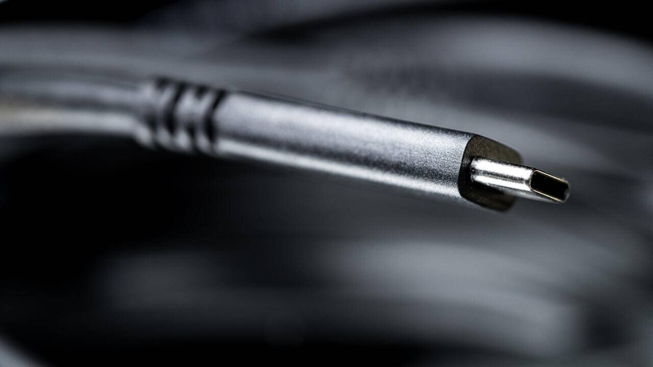 Un câble avec un port USB-C.