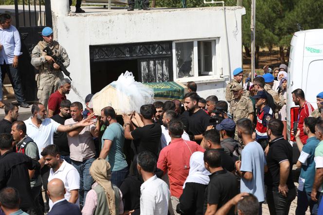 Des personnes portent le cercueil de Narin Guran, une fillette de huit ans assassinée, lors de ses funérailles dans le village de Tavsantepe près de Diyarbakir, en Turquie, le 9 septembre 2024.