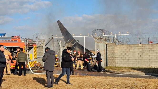 Sur les lieux de l’accident, à l’aéroport international de Muan (Corée du Sud), le 29 décembre 2024.
