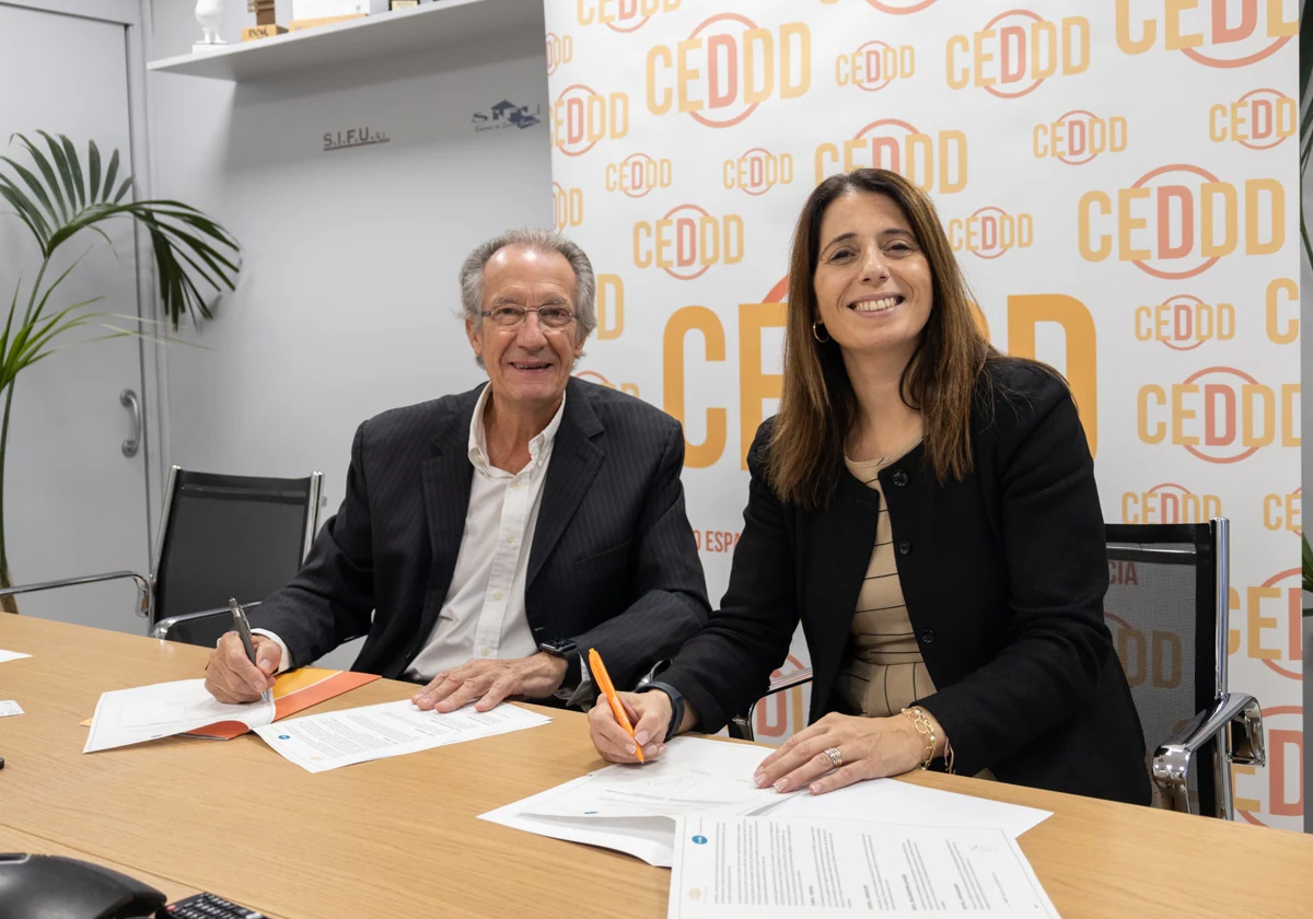 Albert Campabadal et Lidia Martín signant un accord pour promouvoir de bonnes pratiques de bien-être.