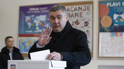 Le président croate sortant, Zoran Milanovic, votant lors de l'élection présidentielle, à Zagreb (Croatie), le 29 décembre 2024. (AFP)