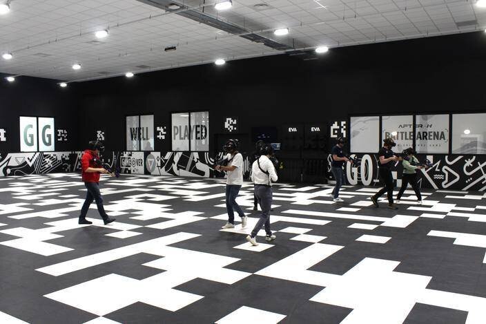 Les joueurs plongés dans l'univers du laser game.