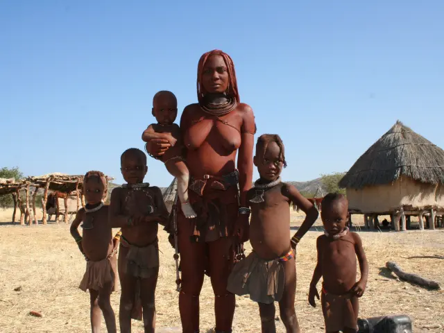 Mujer del poblado Himba con su familia en el norte de Namibia