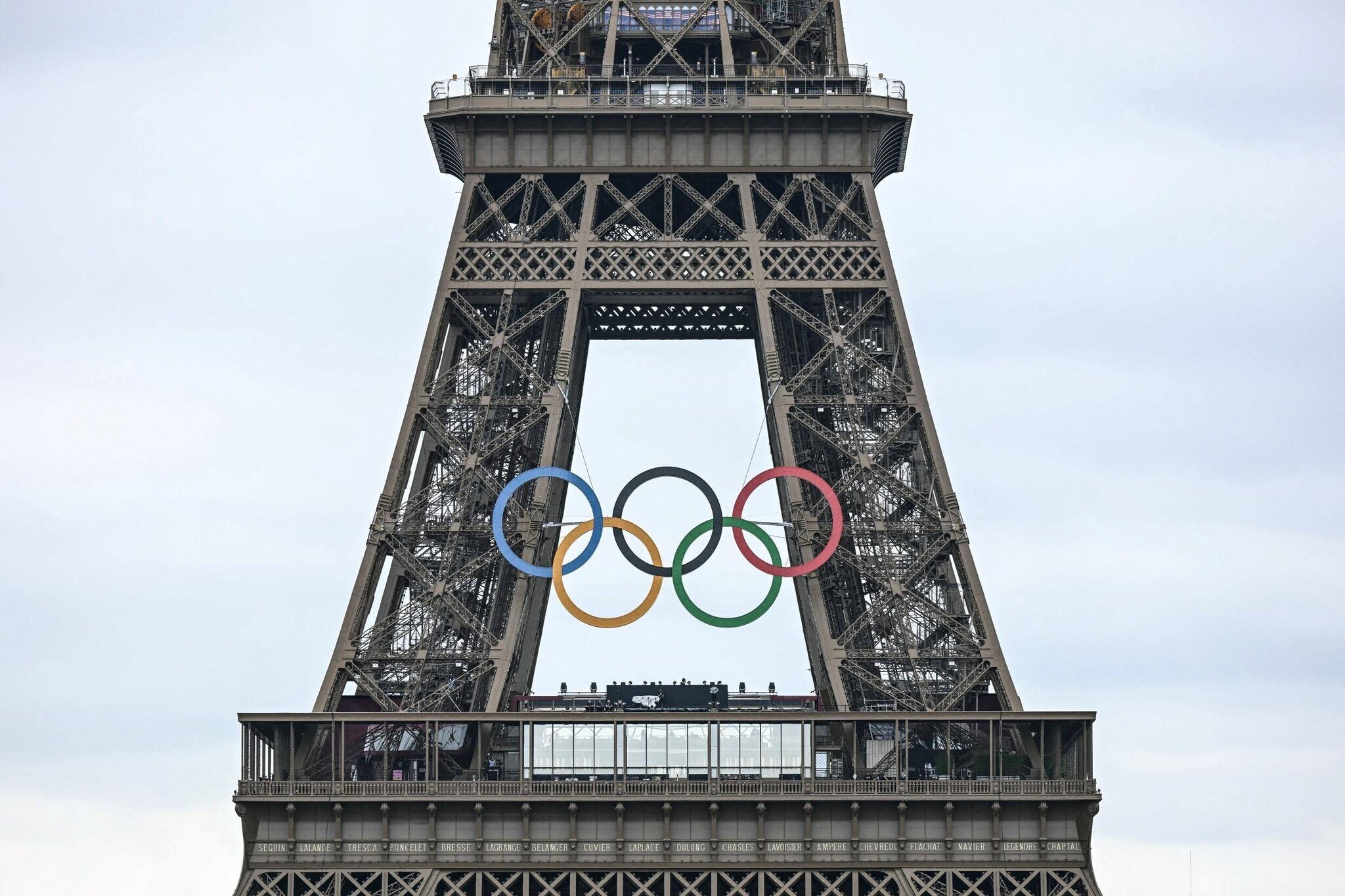 Les anneaux olympiques sur la tour Eiffel avant la cérémonie d'ouverture des JO, à Paris, le 26 juillet 2024.