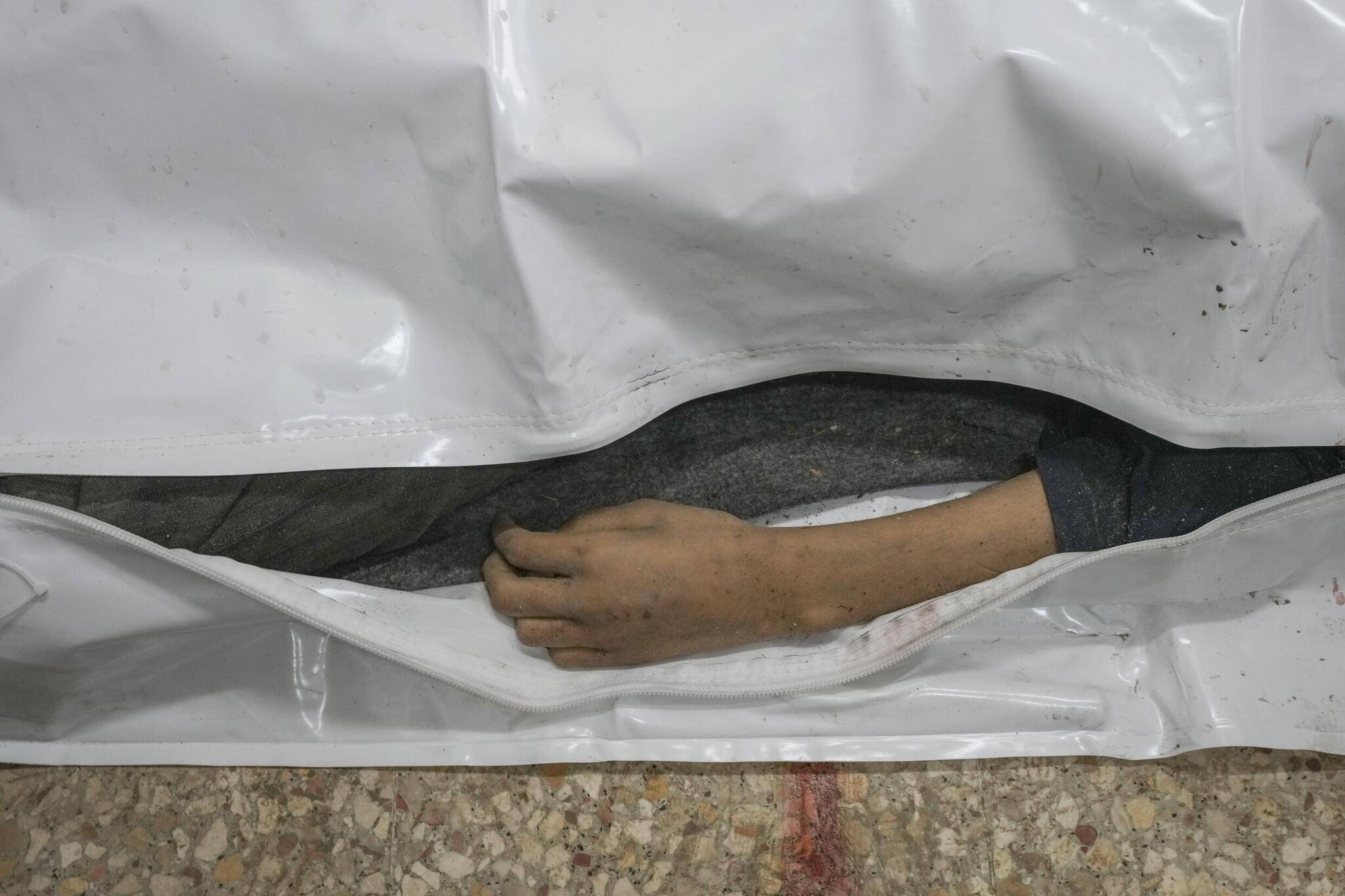 Le corps d'un enfant victime d'une frappe israélienne repose dans un sac mortuaire à la morgue d'un hôpital de Deir al-Balah, dans la bande de Gaza, le 24 novembre 2024.